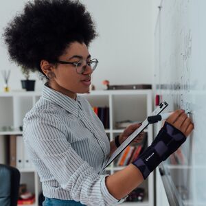 Load image into Gallery viewer, Mueller Comfort Flex Wrist Stabilizer